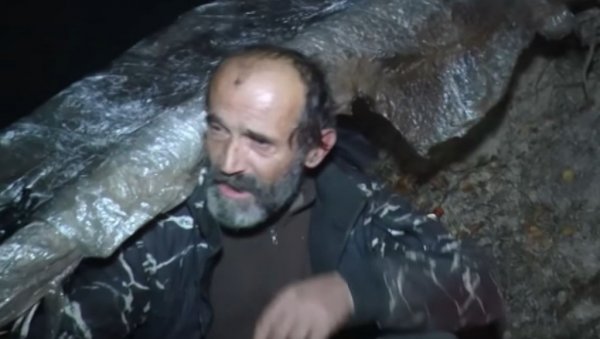 БЕСКУЋНИК ИЗ ШУМЕ - ХЕРОЈ СА КОШАРА: Драган спава у земуници, копни и каже - осећам да ми се ближи крај, снег ме жива затећи неће (ВИДЕО) БЕСКУЋНИК ИЗ ШУМЕ - ХЕРОЈ СА КОШАРА: Драган спава у земуници, копни и каже - осећам да ми се ближи крај, снег ме жива затећи неће (ВИДЕО)