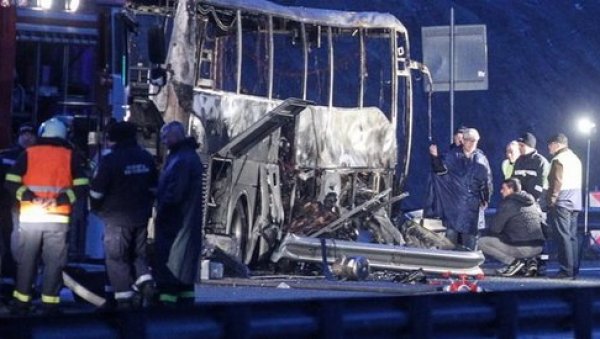 ДЕТАЉИ ТРАГЕДИЈЕ У БУГАРСКОЈ Изгорео македонски аутобус: Заев кренуо на место несреће, три могућа узрока катастрофе (ФОТО) ДЕТАЉИ ТРАГЕДИЈЕ У БУГАРСКОЈ Изгорео македонски аутобус: Заев кренуо на место несреће, три могућа узрока катастрофе (ФОТО)