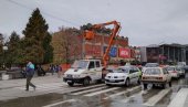ПОЧЕЛО КИЋЕЊЕ ЦЕНТРА ЈАГОДИНЕ: Постављено 150 метара украсних ланчаника ПОЧЕЛО КИЋЕЊЕ ЦЕНТРА ЈАГОДИНЕ: Постављено 150 метара украсних ланчаника
