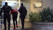 DEVOJKU (17) PRISILJAVALI NA PROSTITUCIJU: Uhapšeno šest osoba osumnjičenih za trgovinu ljudima (VIDEO) DEVOJKU (17) PRISILJAVALI NA PROSTITUCIJU: Uhapšeno šest osoba osumnjičenih za trgovinu ljudima (VIDEO)