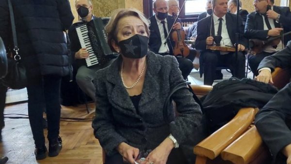 ТУЖНА СЦЕНА НА КОМЕМОРАЦИЈИ МЕРИМИ ЊЕГОМИР: Цеца Бојковић у сузама, легендарна глумица видно потресена (ФОТО/ВИДЕО) ТУЖНА СЦЕНА НА КОМЕМОРАЦИЈИ МЕРИМИ ЊЕГОМИР: Цеца Бојковић у сузама, легендарна глумица видно потресена (ФОТО/ВИДЕО)