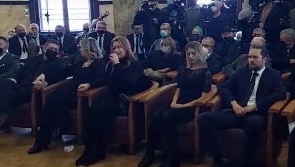 ДЕЦА МЕРИМЕ ЊЕГОМИР У СУЗАМА: Сви у црнини на комеморацији мајци у Каменој сали РТС-а (ВИДЕО) ДЕЦА МЕРИМЕ ЊЕГОМИР У СУЗАМА: Сви у црнини на комеморацији мајци у Каменој сали РТС-а (ВИДЕО)