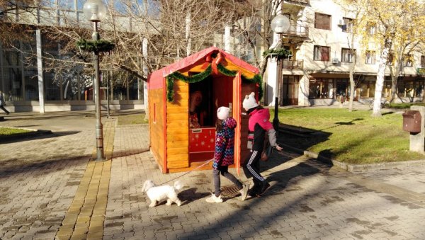 КУТИЈА ЖЕЉА У КИКИНДИ: За дацу да убаце писма Деда Мразу КУТИЈА ЖЕЉА У КИКИНДИ: За дацу да убаце писма Деда Мразу
