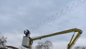 ZASVETLEĆE SREDINOM DECEMBRA: U Kraljevu počelo postavljanje novogodišnje rasvete ZASVETLEĆE SREDINOM DECEMBRA: U Kraljevu počelo postavljanje novogodišnje rasvete