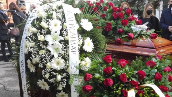 ВУЧИЋ ПОСЛАО ВЕНАЦ БЕЛОГ ЦВЕЋА: Овако се председник опростио од Мериме Његомир (ФОТО) ВУЧИЋ ПОСЛАО ВЕНАЦ БЕЛОГ ЦВЕЋА: Овако се председник опростио од Мериме Његомир (ФОТО)