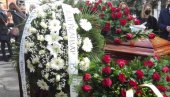 ВУЧИЋ ПОСЛАО ВЕНАЦ БЕЛОГ ЦВЕЋА: Овако се председник опростио од Мериме Његомир (ФОТО) ВУЧИЋ ПОСЛАО ВЕНАЦ БЕЛОГ ЦВЕЋА: Овако се председник опростио од Мериме Његомир (ФОТО)