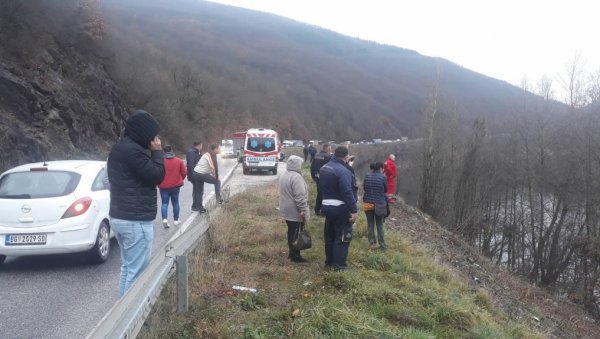 АУТОМОБИЛ СЛЕТЕО СА ЛИТИЦЕ НА ОБАЛУ ЛИМА: Ватрогасци покушавају да извуку возача, хитна помоћ на терену (ФОТО) АУТОМОБИЛ СЛЕТЕО СА ЛИТИЦЕ НА ОБАЛУ ЛИМА: Ватрогасци покушавају да извуку возача, хитна помоћ на терену (ФОТО)
