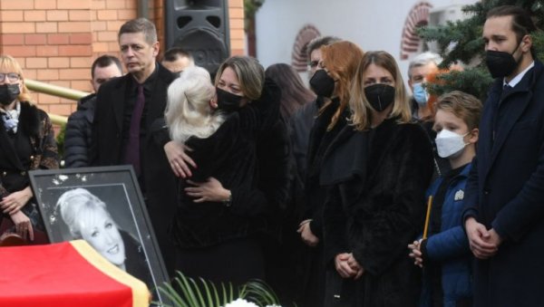 МЕРИМИНА ЋЕРКА НИЈЕ МОГЛА ДА ИЗДРЖИ: Сломила се и заплакала на сав глас, сцена потресла све присутне (ФОТО) МЕРИМИНА ЋЕРКА НИЈЕ МОГЛА ДА ИЗДРЖИ: Сломила се и заплакала на сав глас, сцена потресла све присутне (ФОТО)