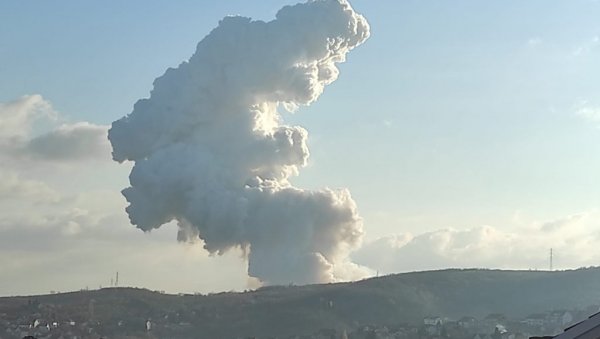 ПРВЕ СЛИКЕ И СНИМЦИ ЕКСПЛОЗИЈЕ КОД БЕОГРАДА: Надвио се облак дима, све се тресло (ФОТО/ВИДЕО) ПРВЕ СЛИКЕ И СНИМЦИ ЕКСПЛОЗИЈЕ КОД БЕОГРАДА: Надвио се облак дима, све се тресло (ФОТО/ВИДЕО)