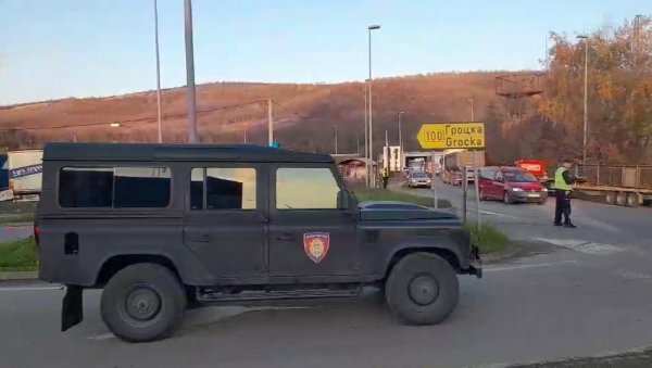 БЛОКИРАН ПРИЛАЗ ФАБРИЦИ ЕДЕПРО: Хитна помоћ јури ка месту експлозије, јаке полицијске снаге формирале кордон (ФОТО/ВИДЕО) БЛОКИРАН ПРИЛАЗ ФАБРИЦИ ЕДЕПРО: Хитна помоћ јури ка месту експлозије, јаке полицијске снаге формирале кордон (ФОТО/ВИДЕО)