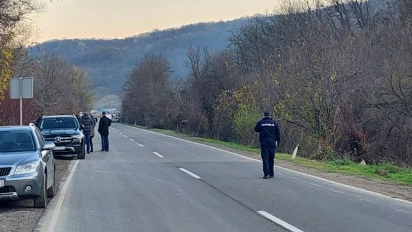 НАЈНОВИЈЕ ИНФОРМАЦИЈЕ: Од јачине експлозије разнет кров фабрике, жандармерија блокирала све прилазе (ВИДЕО) НАЈНОВИЈЕ ИНФОРМАЦИЈЕ: Од јачине експлозије разнет кров фабрике, жандармерија блокирала све прилазе (ВИДЕО)