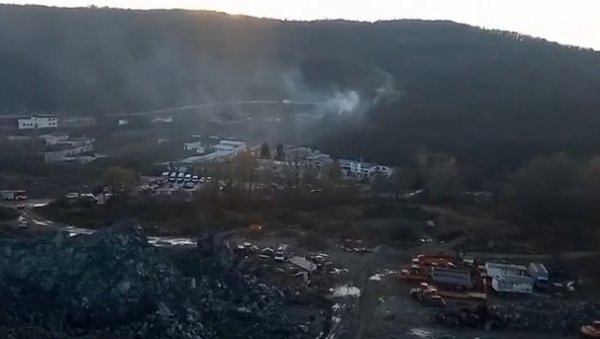 КРАТЕР ПРОГУТАО ФАБРИКУ КОД ЛЕШТАНА: Прве фотографије са места експлозије (ФОТО) КРАТЕР ПРОГУТАО ФАБРИКУ КОД ЛЕШТАНА: Прве фотографије са места експлозије (ФОТО)