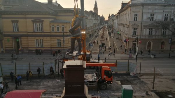 ЧИКА ПЕРА СТИГАО У СУБОТИЦУ: Постављен споменик Краљу Петру Првом Карађорђевићу ЧИКА ПЕРА СТИГАО У СУБОТИЦУ: Постављен споменик Краљу Петру Првом Карађорђевићу