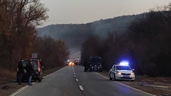 ЈУТРО НАКОН ЕКСПЛОЗИЈЕ У ЛЕШТАНИМА: Прилаз фабрици и даље забрањен, грађани провели ноћ у страху од нових експлозија ЈУТРО НАКОН ЕКСПЛОЗИЈЕ У ЛЕШТАНИМА: Прилаз фабрици и даље забрањен, грађани провели ноћ у страху од нових експлозија