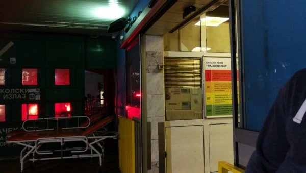 ДВА ТЕШКО ПОВРЕЂЕНА РАДНИКА У УРГЕНТНОМ: Младић оперисан три сата, мајка чека вести о сину ДВА ТЕШКО ПОВРЕЂЕНА РАДНИКА У УРГЕНТНОМ: Младић оперисан три сата, мајка чека вести о сину