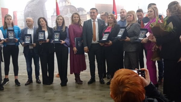 ЗАЈЕДНИЧКИ ДА САЧУВАМО МИР И НАРОД: Поводом Дана општине Косовска Митровица, Златна повеља и кључеви града додељени председнику Србије ЗАЈЕДНИЧКИ ДА САЧУВАМО МИР И НАРОД: Поводом Дана општине Косовска Митровица, Златна повеља и кључеви града додељени председнику Србије
