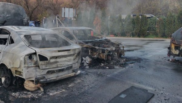 ЕКСКЛУЗИВНЕ ФОТОГРАФИЈЕ РАЗОРЕНЕ ФАБРИКЕ: Делови ракета на земљи, аутомобили уништени ЕКСКЛУЗИВНЕ ФОТОГРАФИЈЕ РАЗОРЕНЕ ФАБРИКЕ: Делови ракета на земљи, аутомобили уништени