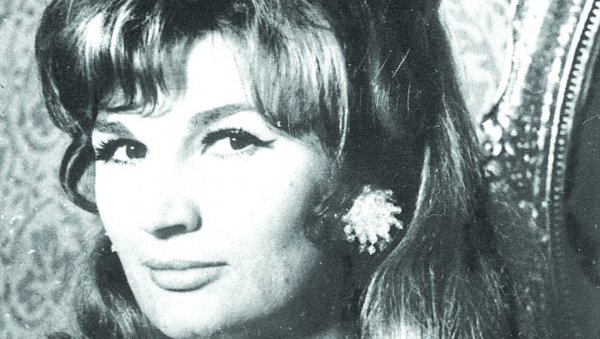БИЛЕ СМО МНОГО ПОВЕЗАНЕ, ПОСЕБНО ПОСЉЕДЊИХ ДАНА: Погледајте како изгледа сестра Силване Арменулић (ФОТО) БИЛЕ СМО МНОГО ПОВЕЗАНЕ, ПОСЕБНО ПОСЉЕДЊИХ ДАНА: Погледајте како изгледа сестра Силване Арменулић (ФОТО)