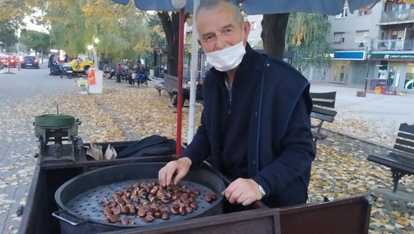 МУМИН НА УЛИЦИ ПОНОВО ПЕЧЕ: Ништа лепше не греје руке од фишека са врелим кестењем МУМИН НА УЛИЦИ ПОНОВО ПЕЧЕ: Ништа лепше не греје руке од фишека са врелим кестењем