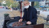 МУМИН НА УЛИЦИ ПОНОВО ПЕЧЕ: Ништа лепше не греје руке од фишека са врелим кестењем МУМИН НА УЛИЦИ ПОНОВО ПЕЧЕ: Ништа лепше не греје руке од фишека са врелим кестењем