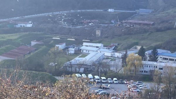 ВЕЛИКА ДЕТОНАЦИЈА У ФАБРИЦИ У ЛЕШТАНИМА: Огласио се МУП - Затворени сви прилази фабрици ВЕЛИКА ДЕТОНАЦИЈА У ФАБРИЦИ У ЛЕШТАНИМА: Огласио се МУП - Затворени сви прилази фабрици