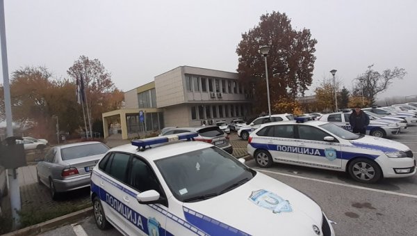 НАПАД ИСПРЕД КЛАДИОНИЦЕ У ШАПЦУ:Избодени младић стабилно, полиција на трагу извршиоцу НАПАД ИСПРЕД КЛАДИОНИЦЕ У ШАПЦУ:Избодени младић стабилно, полиција на трагу извршиоцу