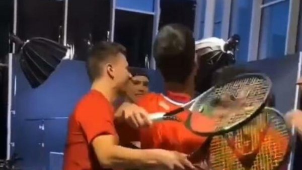 ЂОКОВИЋ НАПРАВИО ЛУДНИЦУ: Погледајте шта раде Срби у Инзбруку (ВИДЕО) ЂОКОВИЋ НАПРАВИО ЛУДНИЦУ: Погледајте шта раде Срби у Инзбруку (ВИДЕО)