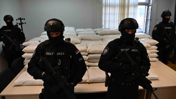 ВЕЛИКА АКЦИЈА СРПСКЕ ПОЛИЦИЈЕ: У Нишу заплењено 520 килограма марихуане, дрога стигла са KиМ (ФОТО) ВЕЛИКА АКЦИЈА СРПСКЕ ПОЛИЦИЈЕ: У Нишу заплењено 520 килограма марихуане, дрога стигла са KиМ (ФОТО)