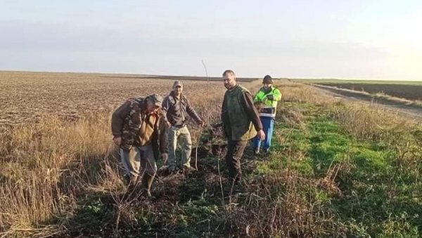 ЗЕЛЕНА ОАЗА У СРПСКОМ ИТЕБЕЈУ: Ловци пошумили део атара, засадили 300 садница храста ЗЕЛЕНА ОАЗА У СРПСКОМ ИТЕБЕЈУ: Ловци пошумили део атара, засадили 300 садница храста