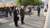 POLOŽENI VENCI NA TRGU SLOBODE Vučević: Odluka o prisajedinjenju Vojvodine promenila tok istorije