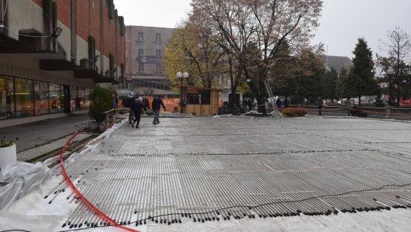 ЗИМСКА АТРАКЦИЈА У ЦЕНТРУ ГРАДА: Почело монтирање клизалишта у Јагодини ЗИМСКА АТРАКЦИЈА У ЦЕНТРУ ГРАДА: Почело монтирање клизалишта у Јагодини