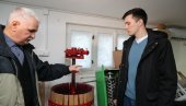 ИНТЕРЕСОВАЊЕ ОГРОМНО: Удружење винара и виноградара “Шасла” добило пресу за грожђе ИНТЕРЕСОВАЊЕ ОГРОМНО: Удружење винара и виноградара “Шасла” добило пресу за грожђе