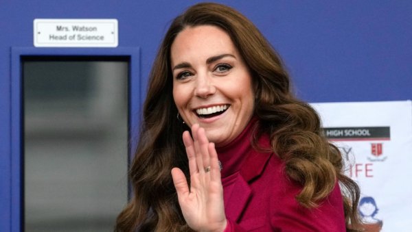 УЛЕПШАЛА ТМУРАН ДАН У ЛОНДОНУ: Расположена Кејт Мидлтон у ружичастом издању одушевила све присутне УЛЕПШАЛА ТМУРАН ДАН У ЛОНДОНУ: Расположена Кејт Мидлтон у ружичастом издању одушевила све присутне