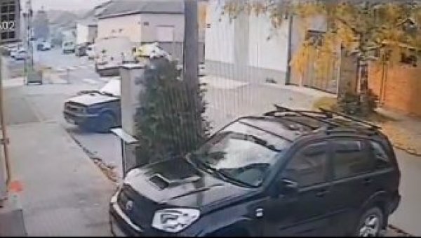 УЗНЕМИРУЈУЋИ СНИМАК УДЕСА У НОВОМ САДУ: Аутомобил се од силине ударца окренуо на кров (ВИДЕО) УЗНЕМИРУЈУЋИ СНИМАК УДЕСА У НОВОМ САДУ: Аутомобил се од силине ударца окренуо на кров (ВИДЕО)