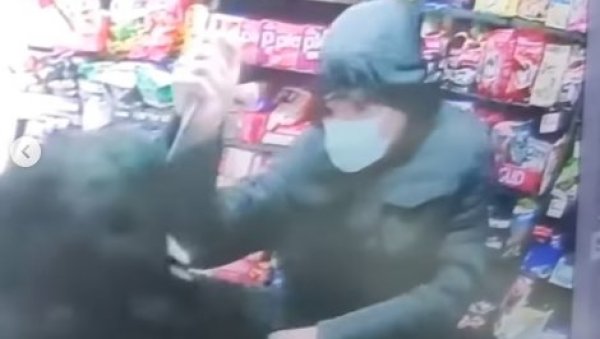 РАДНИЦА И ДАЉЕ У ШОКУ: Детаљи језиве пљачке у Београду - насрнуо ножем на жену лим је ушао у радњу РАДНИЦА И ДАЉЕ У ШОКУ: Детаљи језиве пљачке у Београду - насрнуо ножем на жену лим је ушао у радњу