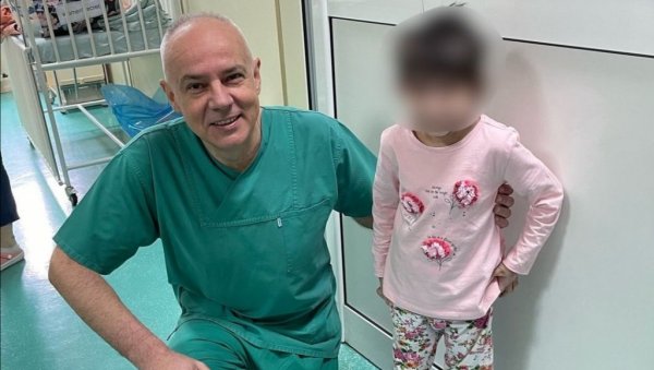 КАБИНЕТ, ПА САЛА: Зоран Радојичић обилази мале пацијенте КАБИНЕТ, ПА САЛА: Зоран Радојичић обилази мале пацијенте
