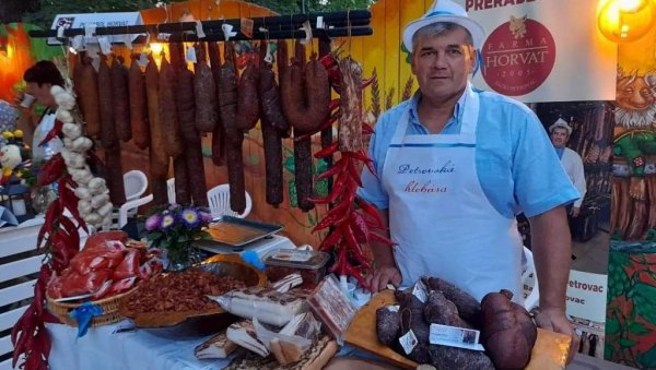 У ЗНАК СЕЋАЊА НА ПРОСЛАВЕ 29. НОВЕМБРА: Традиционални банатски свињокољ на салашу (ФОТО) У ЗНАК СЕЋАЊА НА ПРОСЛАВЕ 29. НОВЕМБРА: Традиционални банатски свињокољ на салашу (ФОТО)