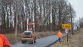 АСФАЛТИРА СЕ ПУТ У ПРОШТИНЦУ: Приводи се крају инвестиција вредна 12 милиона динара АСФАЛТИРА СЕ ПУТ У ПРОШТИНЦУ: Приводи се крају инвестиција вредна 12 милиона динара