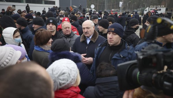 ЛУКАШЕНКО ОБЕЋАО МИГРАНТИМА: Нећемо се играти вашим животима, Америка жели да изазове рат (ФОТО) ЛУКАШЕНКО ОБЕЋАО МИГРАНТИМА: Нећемо се играти вашим животима, Америка жели да изазове рат (ФОТО)