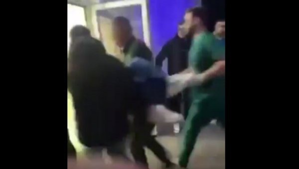 ПУЦАНО НА АУТОБУС КОЈИ ЈЕ ПРЕВОЗИО ДЕЦУ КОД ДЕЧАНА: Страдала два ученика и возач ПУЦАНО НА АУТОБУС КОЈИ ЈЕ ПРЕВОЗИО ДЕЦУ КОД ДЕЧАНА: Страдала два ученика и возач