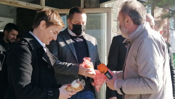 ЛАВИЋ ЗА ИГОРА: Вршчани уручили Ани Брнабић плишани поклон за сина ЛАВИЋ ЗА ИГОРА: Вршчани уручили Ани Брнабић плишани поклон за сина