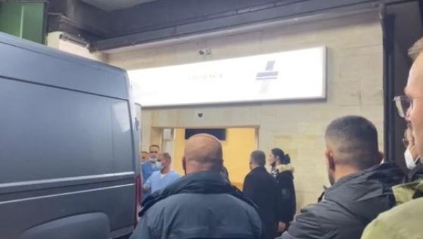 ПОТРЕСНЕ СЦЕНЕ У ПЕЋИ: Тела убијених ученика носе на обдукцију (ФОТО) ПОТРЕСНЕ СЦЕНЕ У ПЕЋИ: Тела убијених ученика носе на обдукцију (ФОТО)