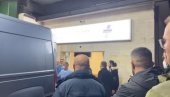 ПОТРЕСНЕ СЦЕНЕ У ПЕЋИ: Тела убијених ученика носе на обдукцију (ФОТО) ПОТРЕСНЕ СЦЕНЕ У ПЕЋИ: Тела убијених ученика носе на обдукцију (ФОТО)