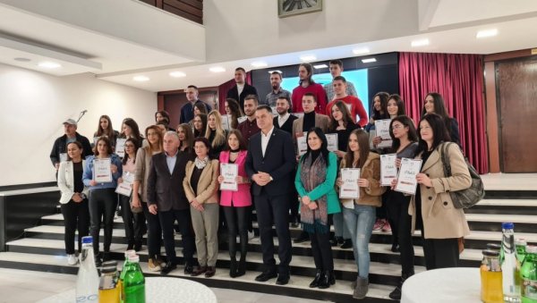 ПРИЈЕМ И НАГРАДА ЗА НАЈБОЉЕ У НОВОМ ПАЗАРУ: Осим стипендија и плакета, студентима и пропуснице за сва културна дешавања ПРИЈЕМ И НАГРАДА ЗА НАЈБОЉЕ У НОВОМ ПАЗАРУ: Осим стипендија и плакета, студентима и пропуснице за сва културна дешавања