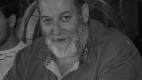 ПРЕМИНУО НОВИНАР ИЗ ВРАЊА: Саша Стојковић - Бабачко иза себе оставио преко 100 остварених глумачких и 11 редитељских премијера ПРЕМИНУО НОВИНАР ИЗ ВРАЊА: Саша Стојковић - Бабачко иза себе оставио преко 100 остварених глумачких и 11 редитељских премијера