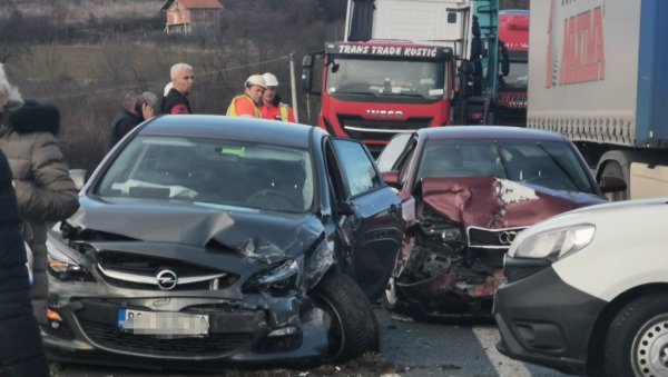 ДЕТАЉИ НЕСРЕЋЕ НА МИЛОШУ ВЕЛИКОМ: Слупано седам аутомобила - пука срећа спасила учеснике (ФОТО) ДЕТАЉИ НЕСРЕЋЕ НА МИЛОШУ ВЕЛИКОМ: Слупано седам аутомобила - пука срећа спасила учеснике (ФОТО)