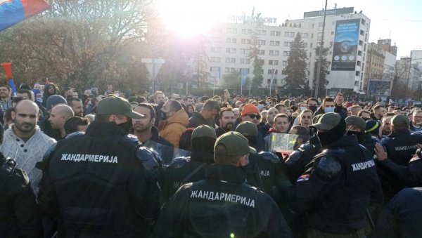 НЕ ПРОПУШТАЈУ НИ ХИТНУ ПОМОЋ: Ђиласове присталице немају осећај ни за хитне случајеве (ВИДЕО) НЕ ПРОПУШТАЈУ НИ ХИТНУ ПОМОЋ: Ђиласове присталице немају осећај ни за хитне случајеве (ВИДЕО)