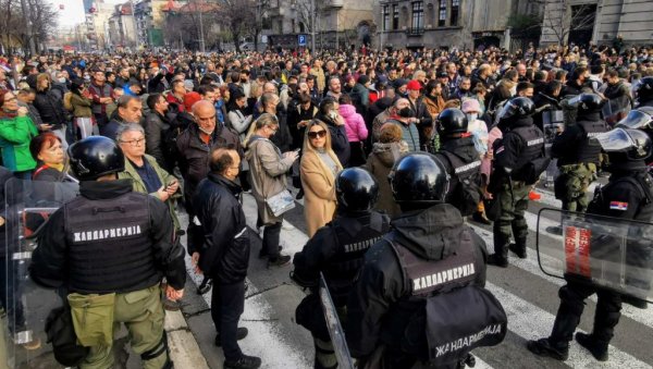 БЛОКИРАН АУТО-ПУТ НА НОВОМ БЕОГРАДУ: Активисти опозиције праве хаос, полиција успоставља ред (ФОТО) БЛОКИРАН АУТО-ПУТ НА НОВОМ БЕОГРАДУ: Активисти опозиције праве хаос, полиција успоставља ред (ФОТО)