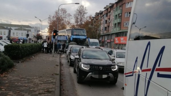 НАРОД ПРОБИО БЛОКАДУ КОД ШАПЦА! Грађани гневни због опсаде путева (ФОТО) НАРОД ПРОБИО БЛОКАДУ КОД ШАПЦА! Грађани гневни због опсаде путева (ФОТО)