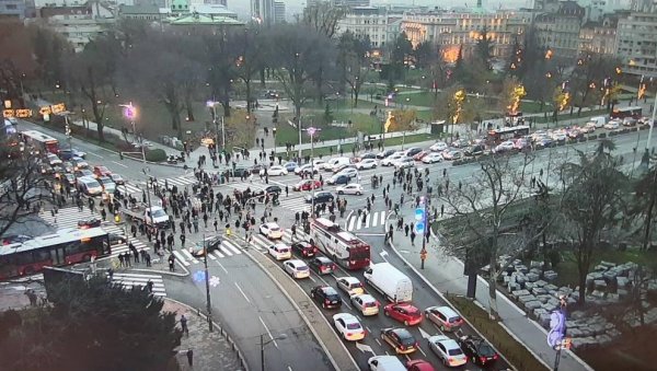 НЕМА ИХ НИ 100, А МАЛТРЕТИРАЈУ ЦЕО БЕОГРАД: Припадници опозиције и њихови активисти блокирали центар НЕМА ИХ НИ 100, А МАЛТРЕТИРАЈУ ЦЕО БЕОГРАД: Припадници опозиције и њихови активисти блокирали центар
